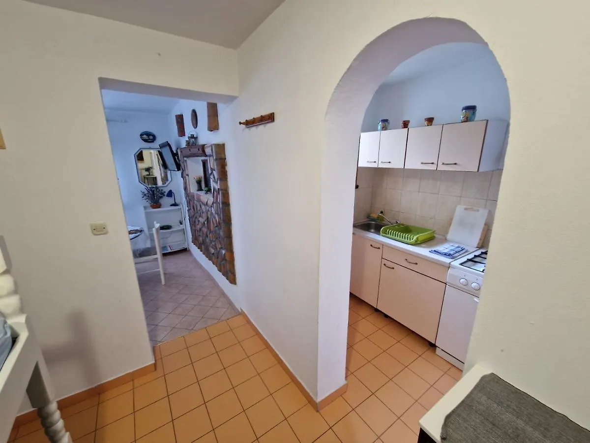 Apartment In Icici With Sea View, Terrace, Wi-Fi