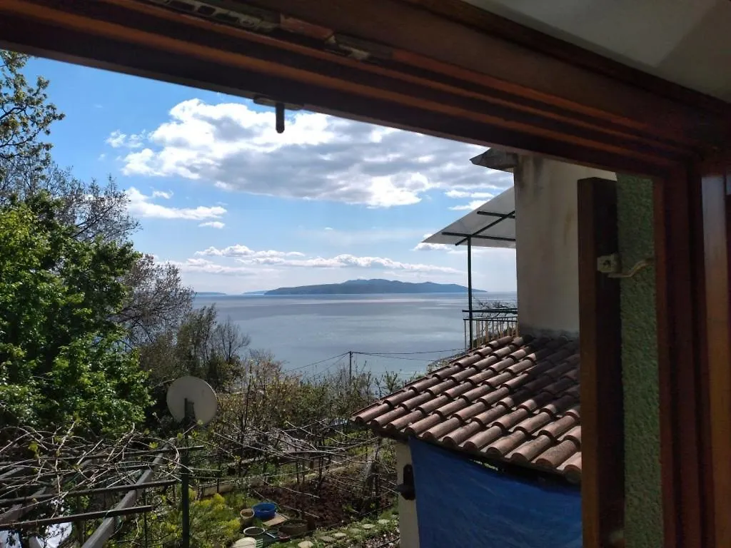 Apartment In Icici With Sea View, Terrace, Wi-Fi